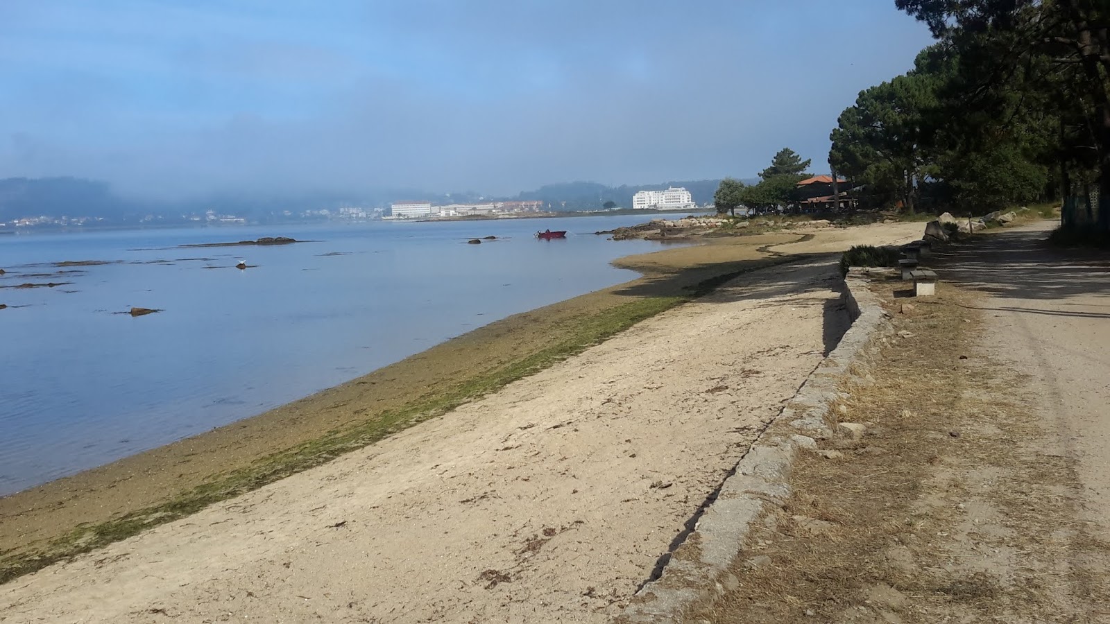 Fotografie cu Seinas beach cu o suprafață de apa pură turcoaz