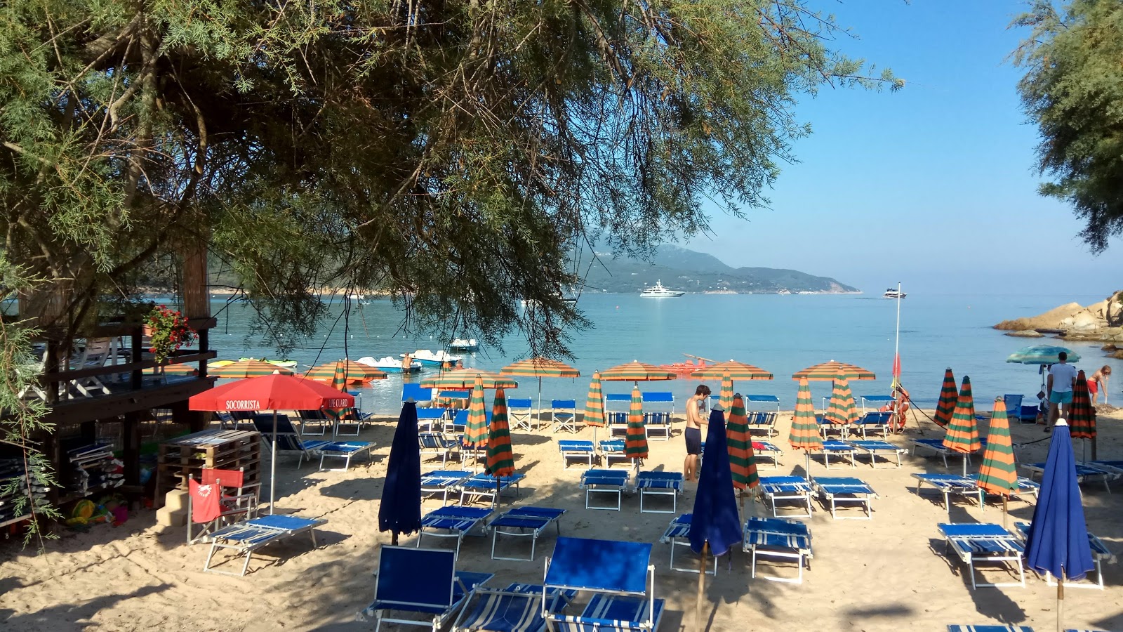 Photo de Plage de Scaglieri protégé par des falaises