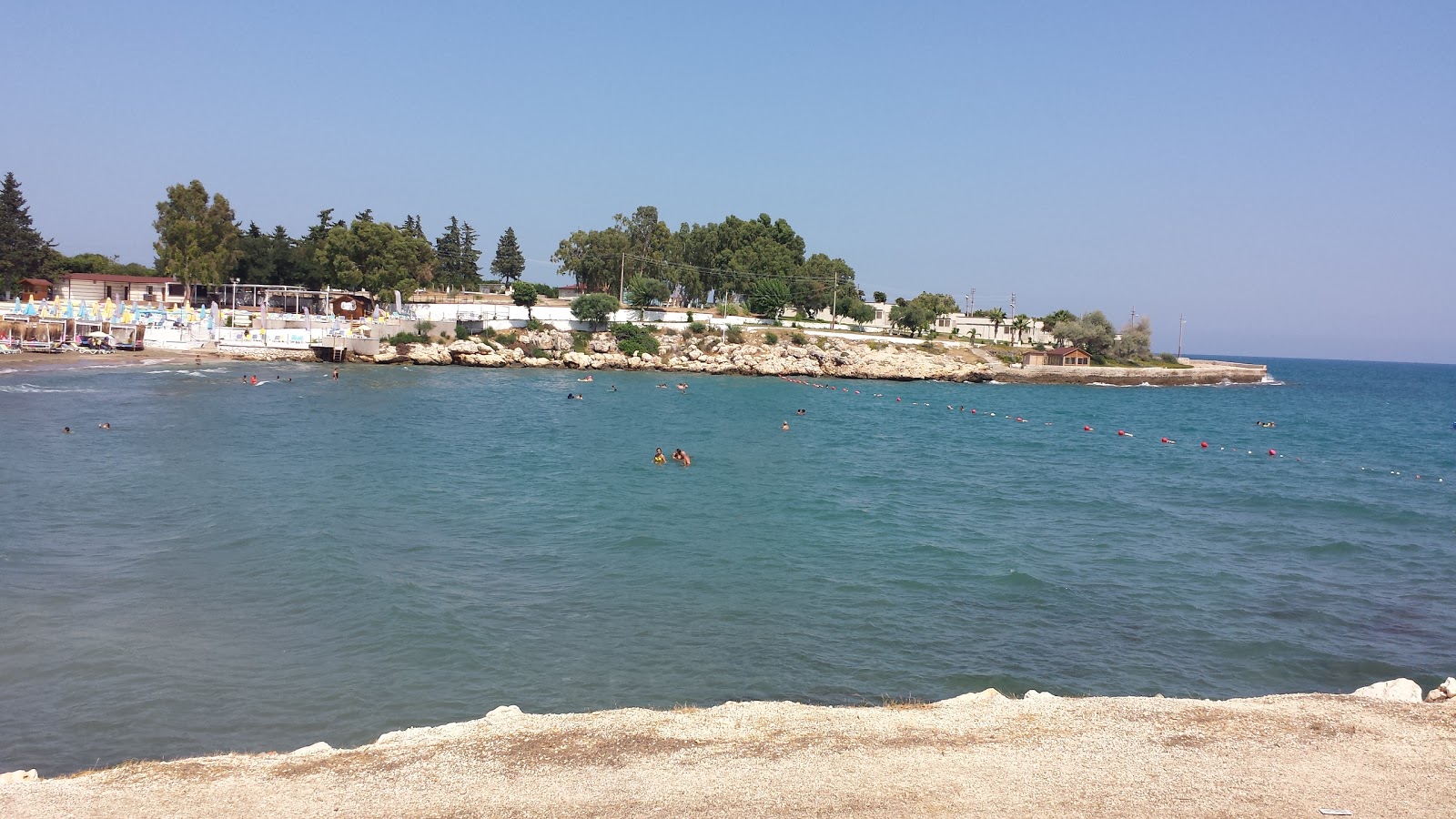 Foto van Queenaba beach ondersteund door kliffen