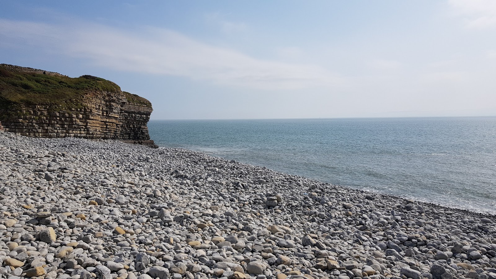 Foto di Llantwit major beach con una superficie del ciottoli grigi