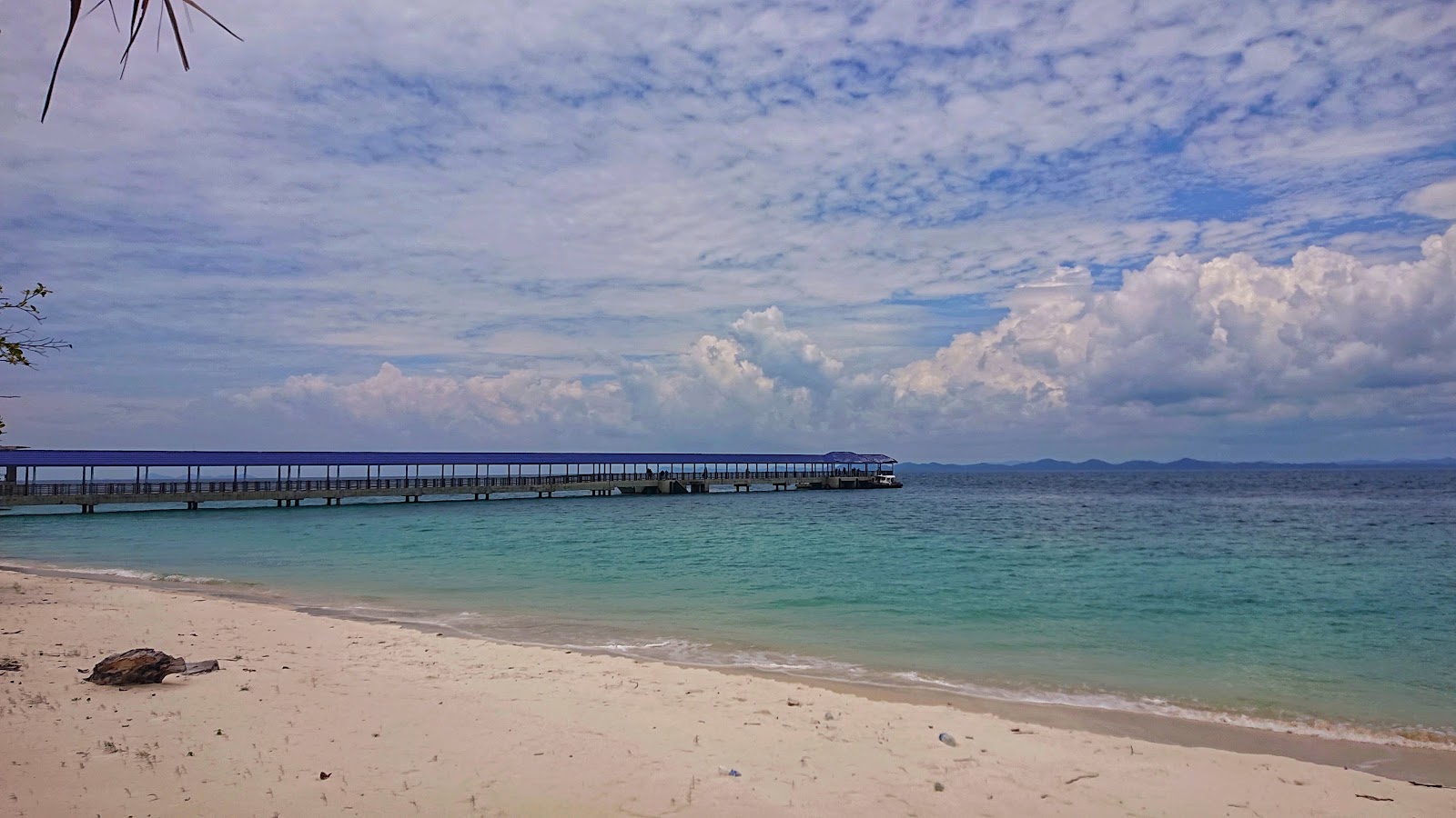 Fotografie cu Aseania Beach Resort sprijinit de stânci