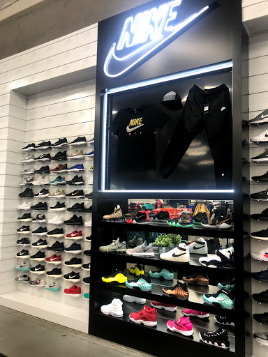 Shoe Store «Shoe Palace», reviews and photos, 8155 Camino Arroyo #13, Gilroy, CA 95020, USA