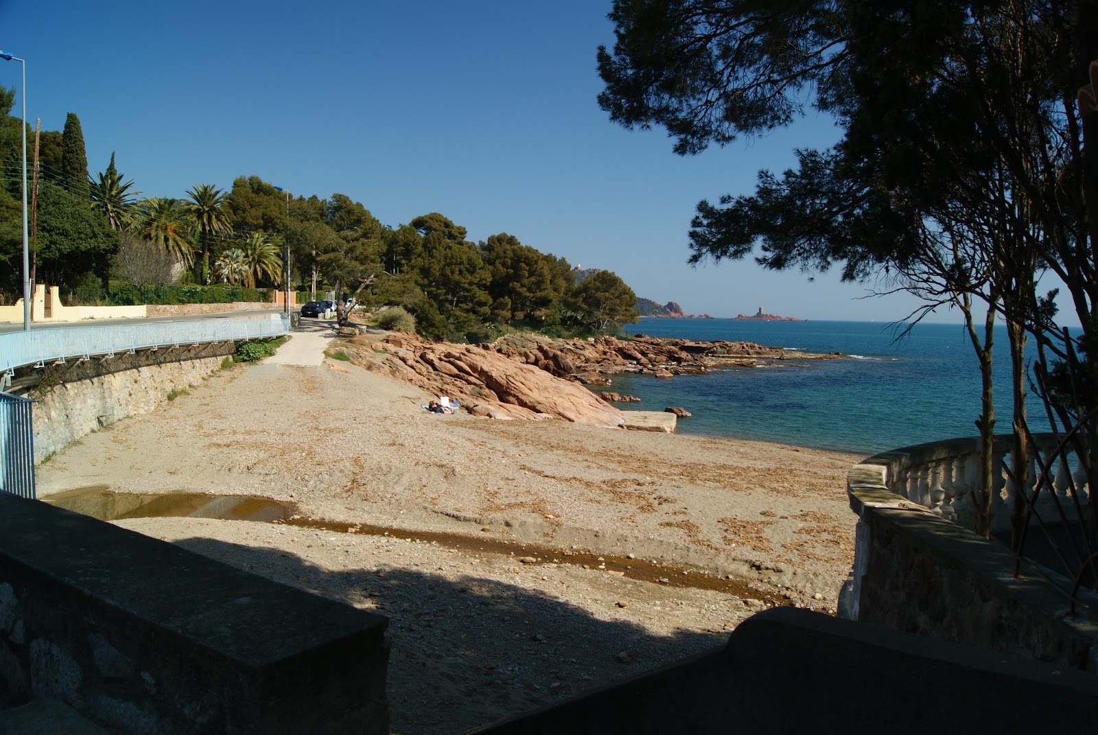 Foto van Plage de Boulouris ondersteund door kliffen