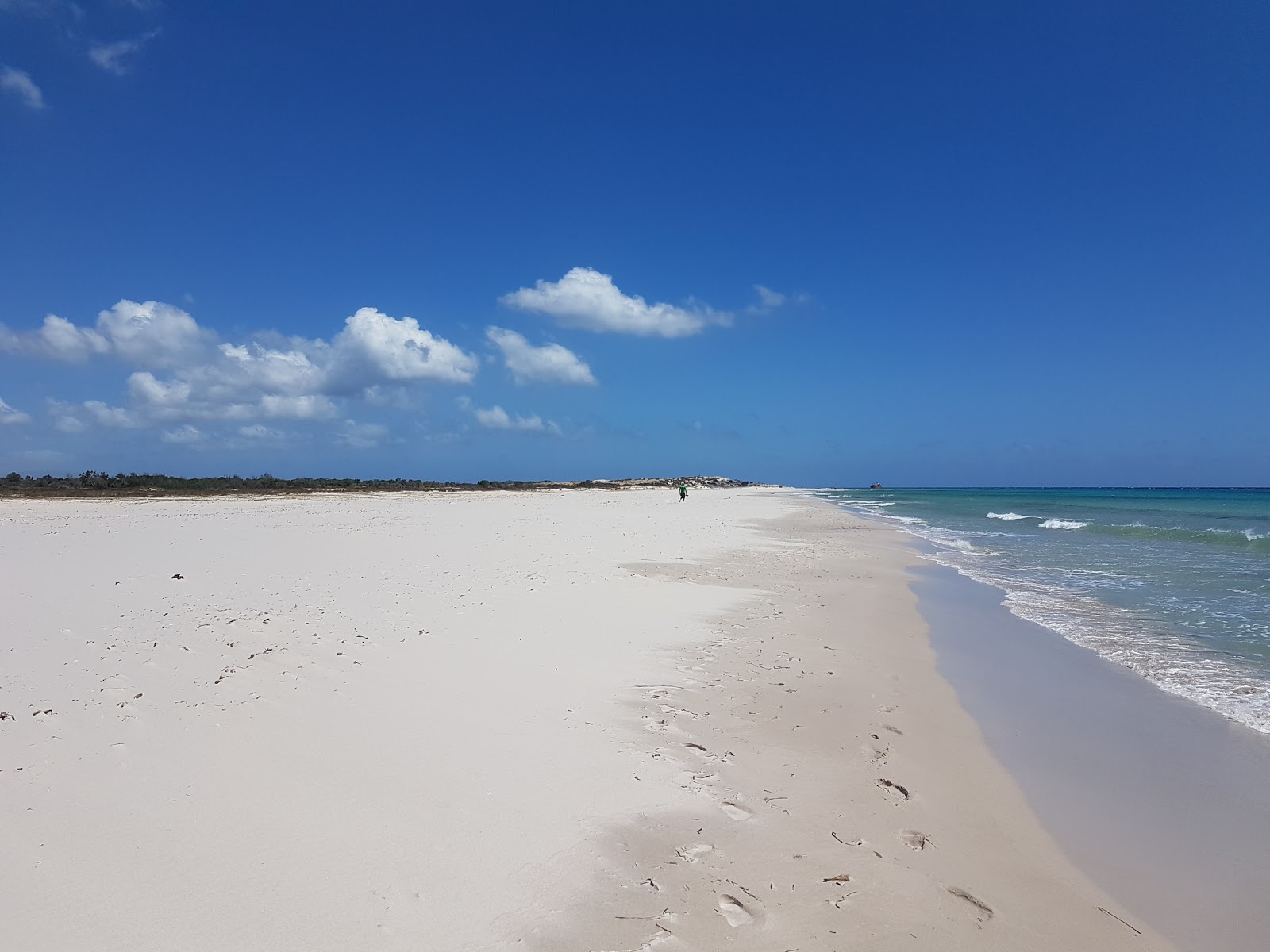 Foto von Plage Sidi Mansour mit heller feiner sand Oberfläche