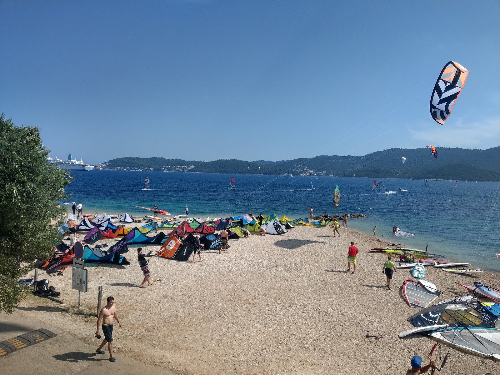 Kuciste beach'in fotoğrafı uçurumlarla desteklenmiş
