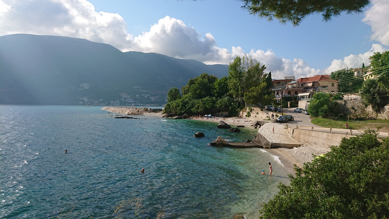 Photo de Small Vasiliki avec sable clair avec caillou de surface