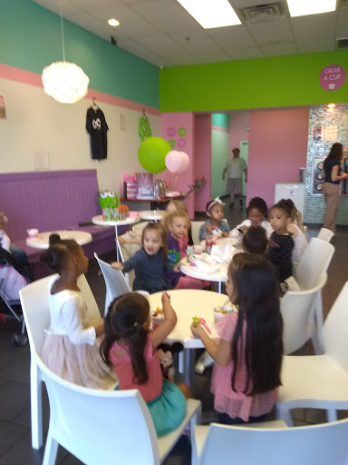 Frozen Yogurt Shop «sweetFrog Premium Frozen Yogurt», reviews and photos, 3911 Union Deposit Rd, Harrisburg, PA 17109, USA