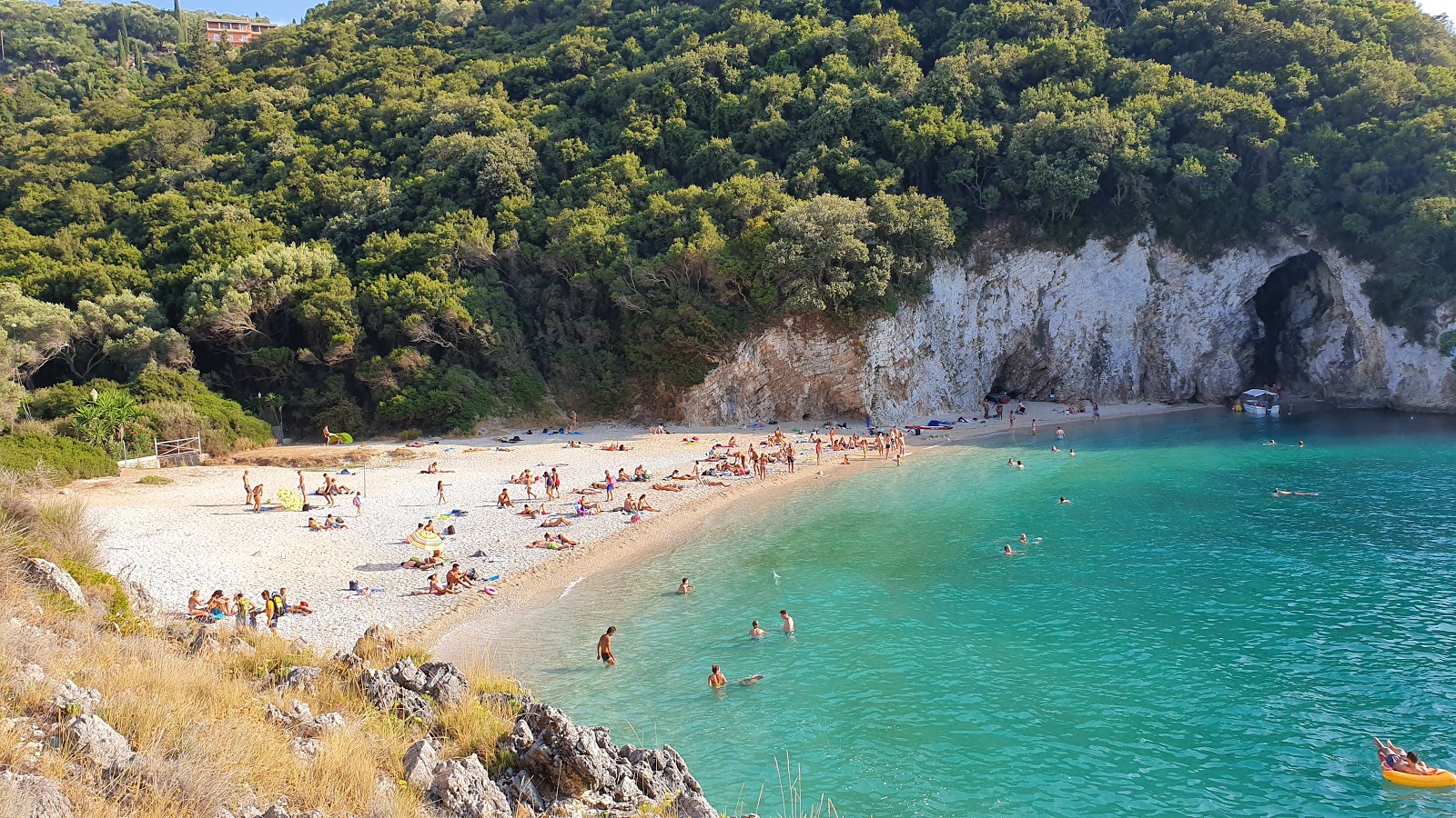 Zdjęcie Rovinia beach z powierzchnią beżowy piasek i kamyki