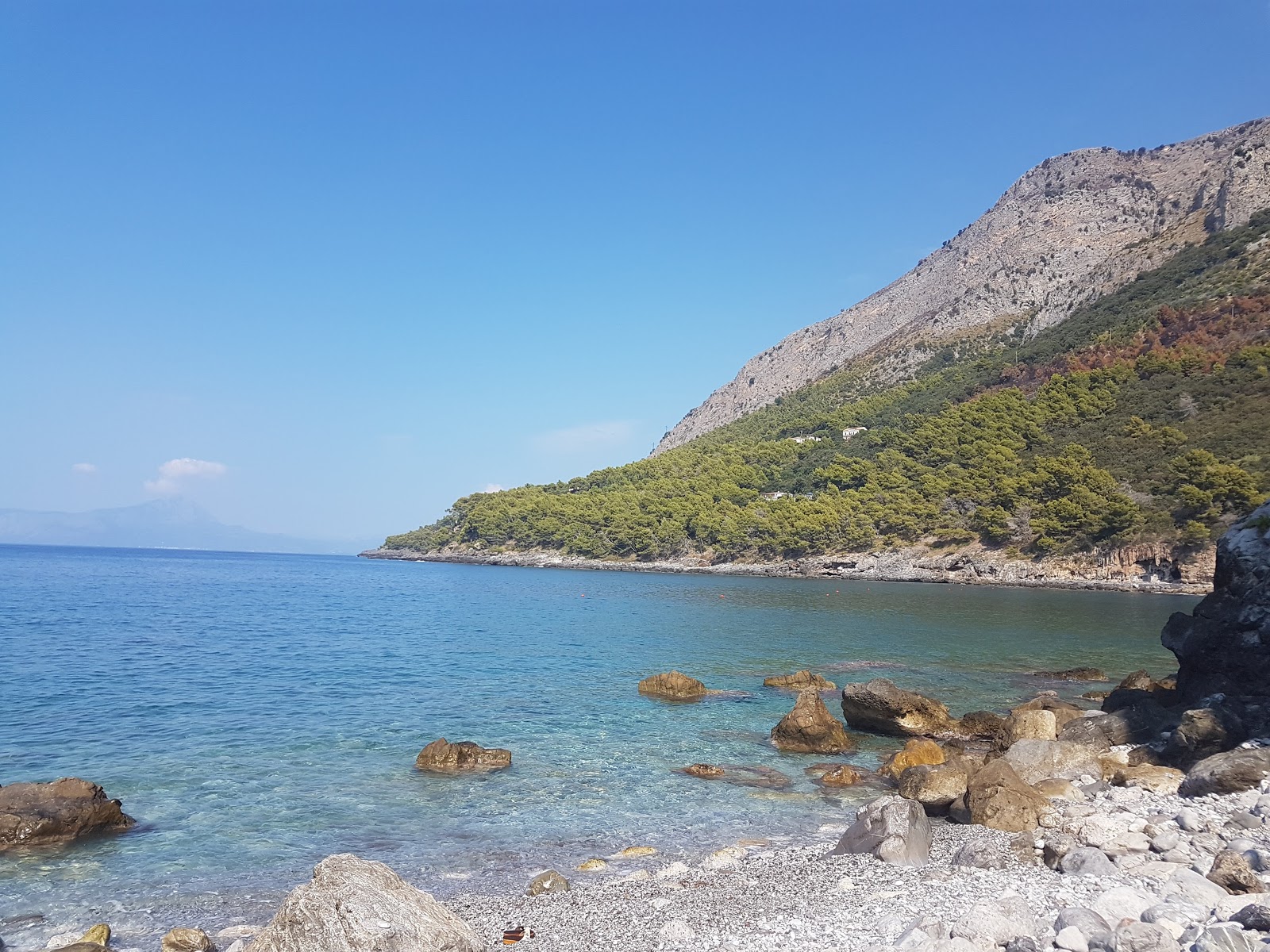 Foto di Spiaggia A Za Monaca con una superficie del ciottoli grigi