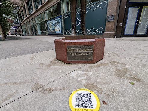 Mary Tyler Moore Statue by null