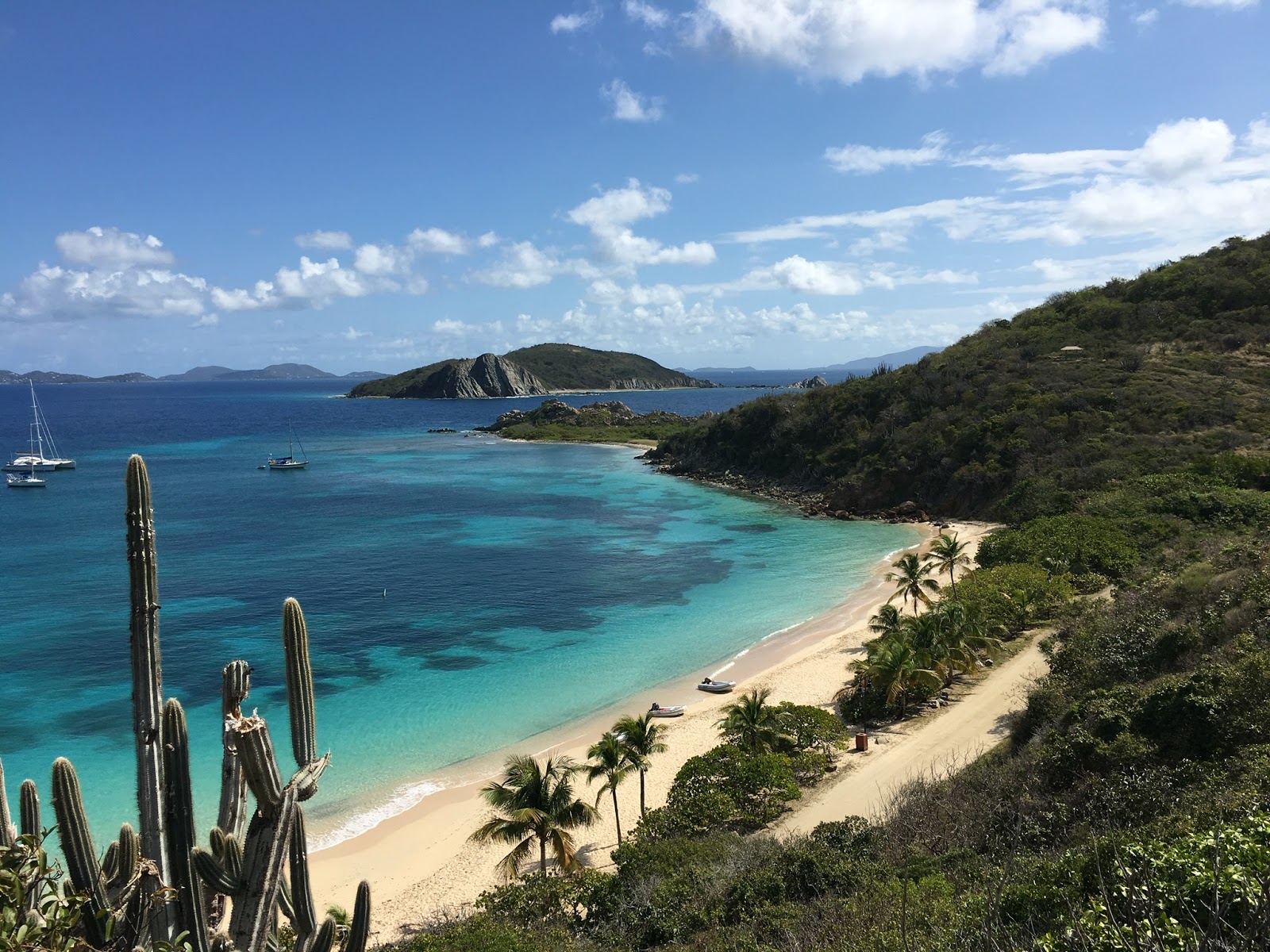 Foto av Peter Island Stranden med fin beige sand yta