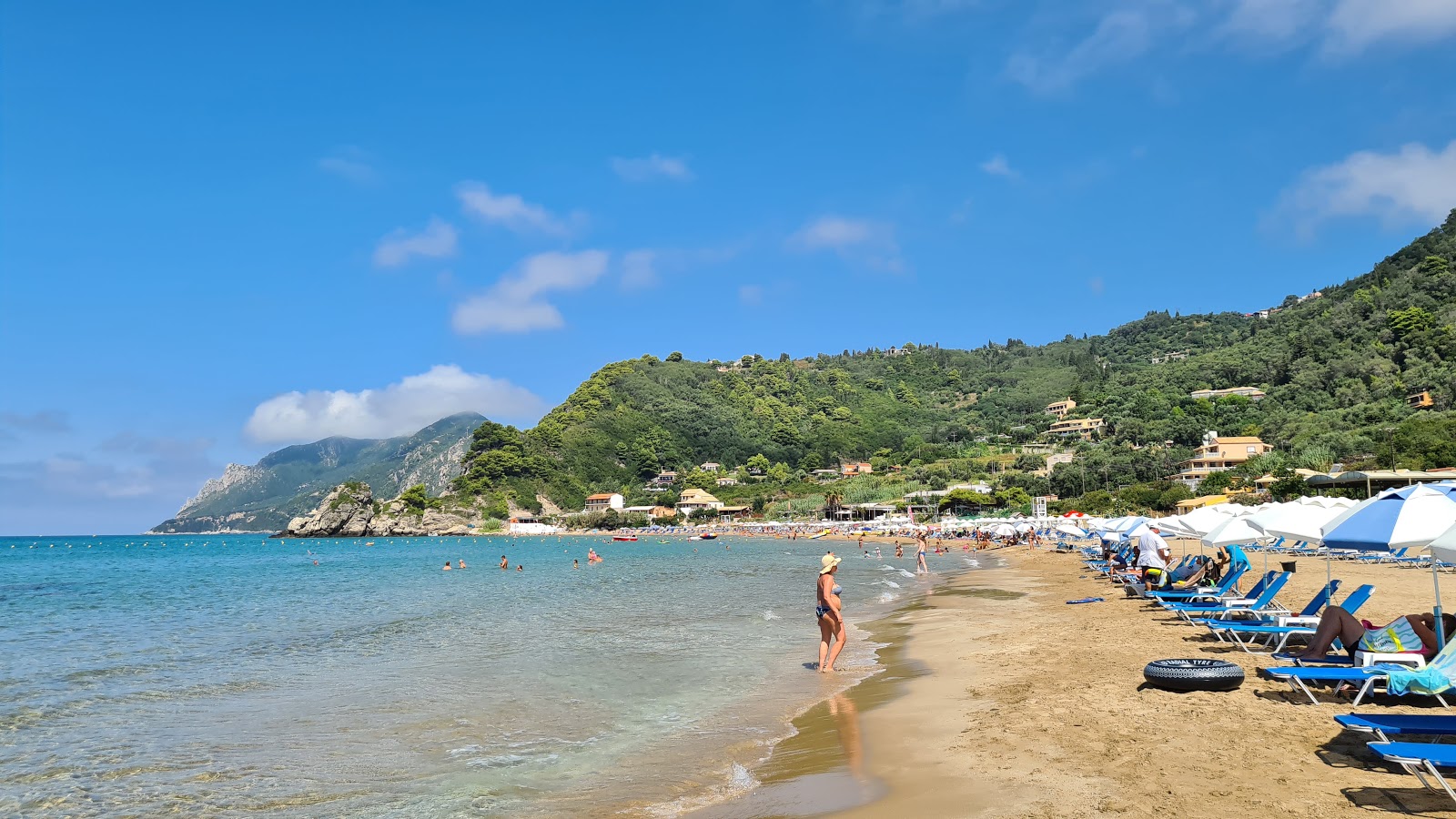 Foto de Praia de Kontogialos com areia fina e brilhante superfície