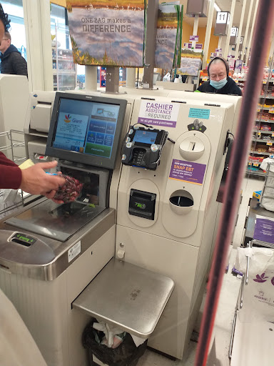 Shopping Mall «Georgetown Square Shopping Center», reviews and photos, 10400 Old Georgetown Rd, Bethesda, MD 20814, USA