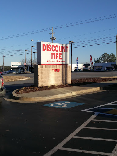 Tire Shop «Discount Tire Store - Roswell, GA», reviews and photos, 11208 Alpharetta Hwy, Roswell, GA 30076, USA