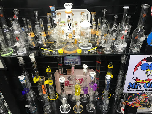 Tobacco Shop «The Hub Smoke Shop & Gifts», reviews and photos, 6410 N Oak Trafficway, Kansas City, MO 64118, USA