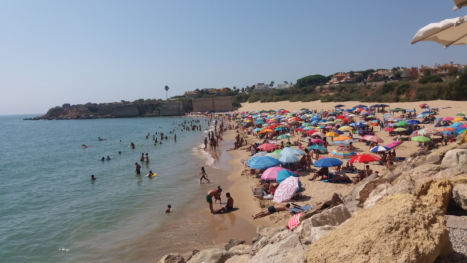 Foto von Playa de la Muralla und die siedlung