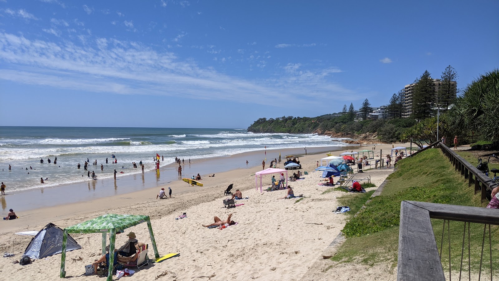 Foto av Coolum Beach med turkos rent vatten yta