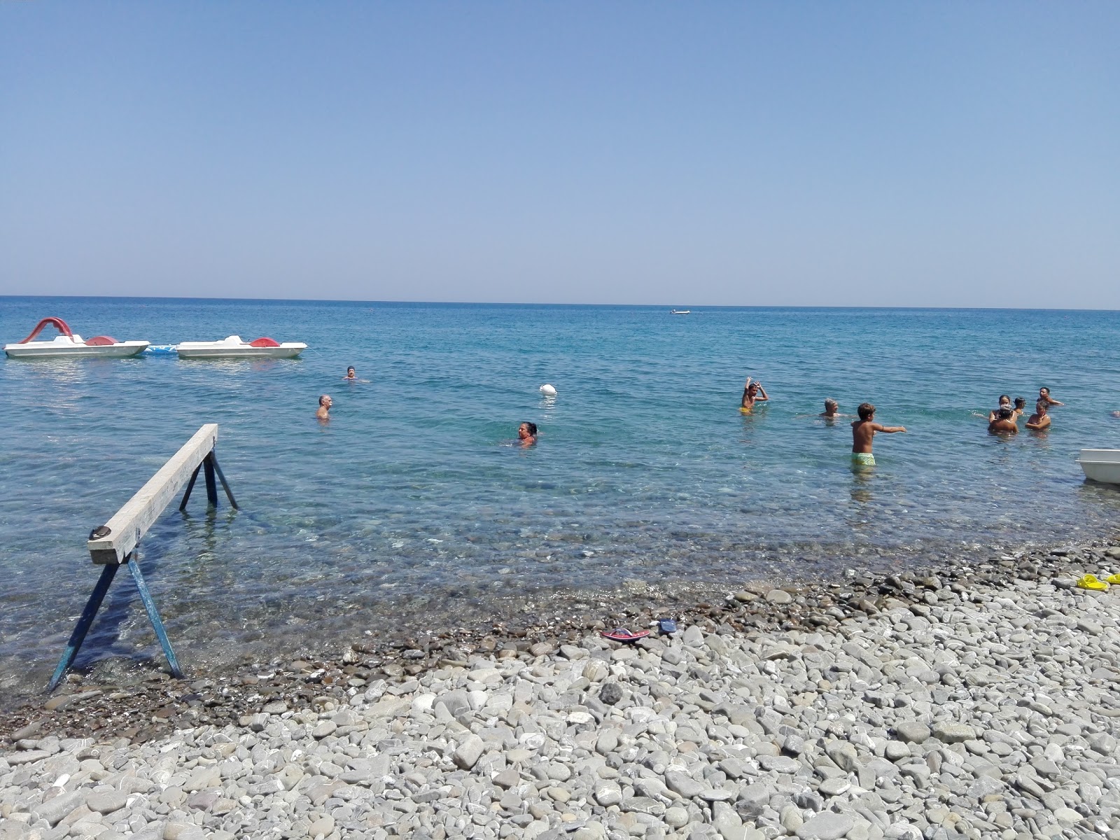 Photo de Spiaggia di Roseto Capo Spulico avec plusieurs baies longues