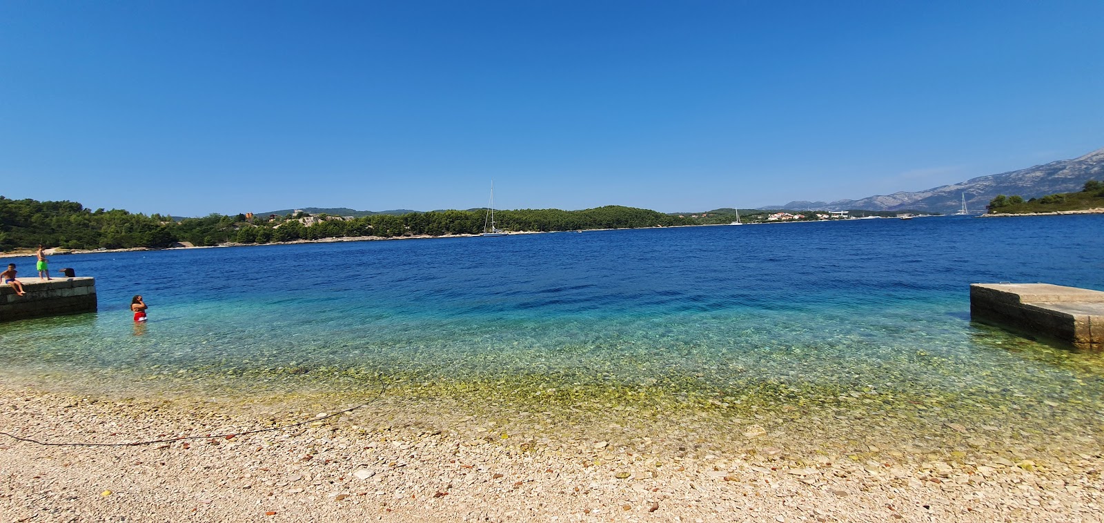 Photo de Otocic Vrnik avec caillou blanc de surface