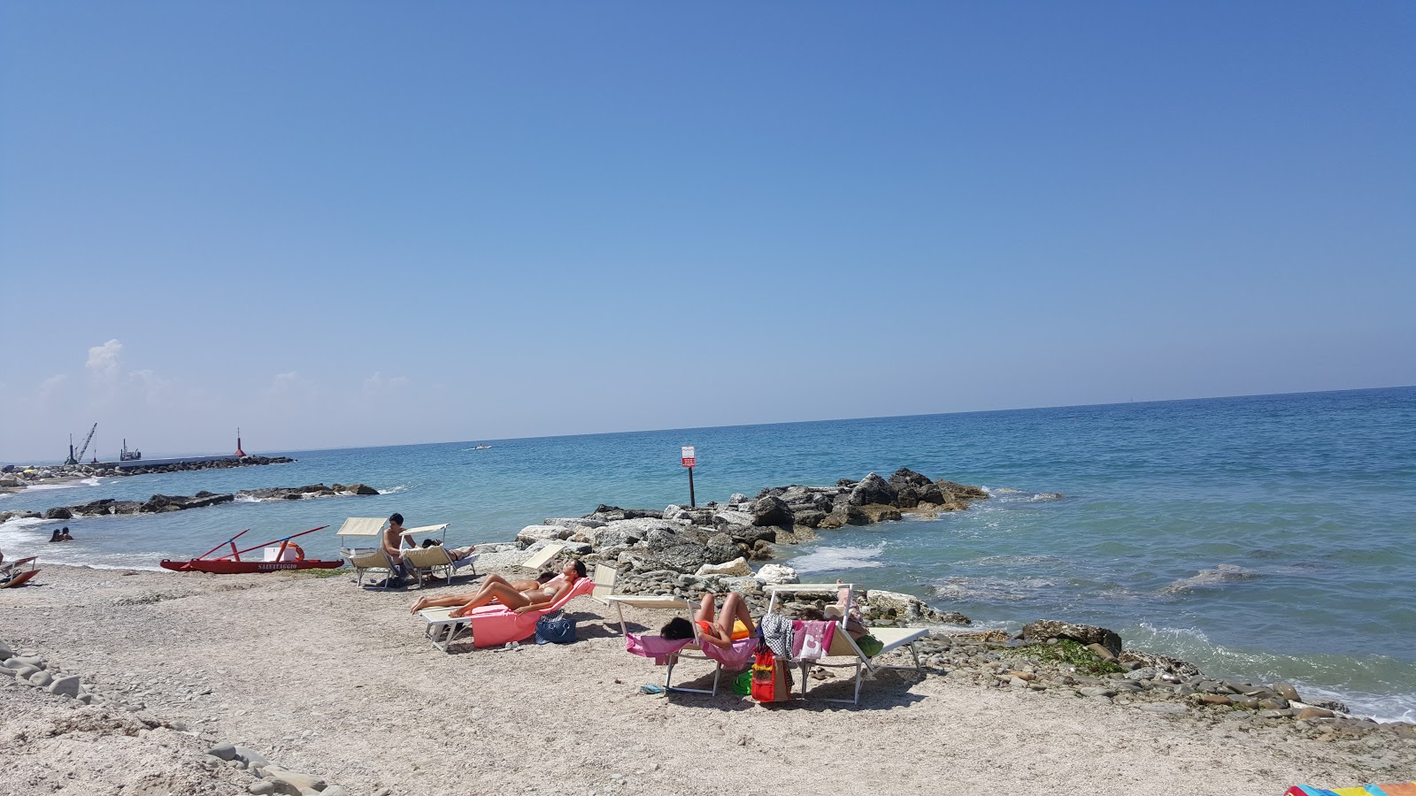 Foto von Spiaggia Baia Vallugola mit sehr sauber Sauberkeitsgrad