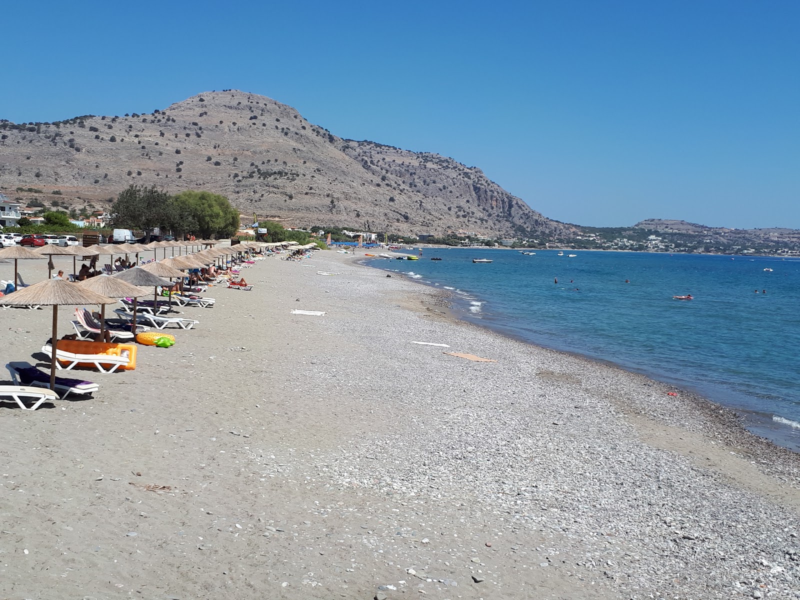 Foto de Public beach com areia clara e seixos superfície