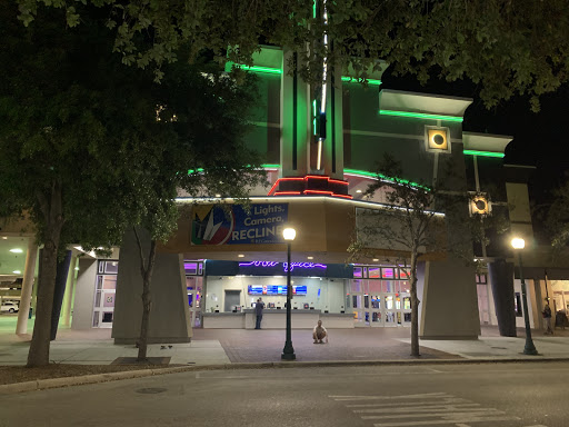 Movie Theater «Regal Cinemas Hollywood 20 - Sarasota», reviews and photos, 1993 Main St, Sarasota, FL 34236, USA