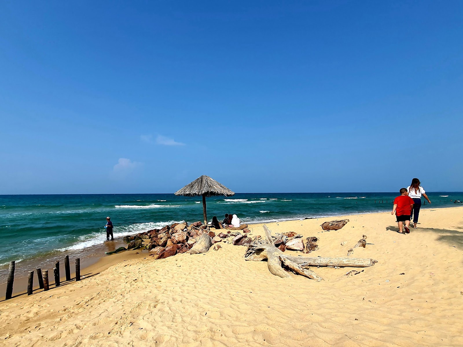 Fotografie cu Teluk Samilae Beach - locul popular printre cunoscătorii de relaxare
