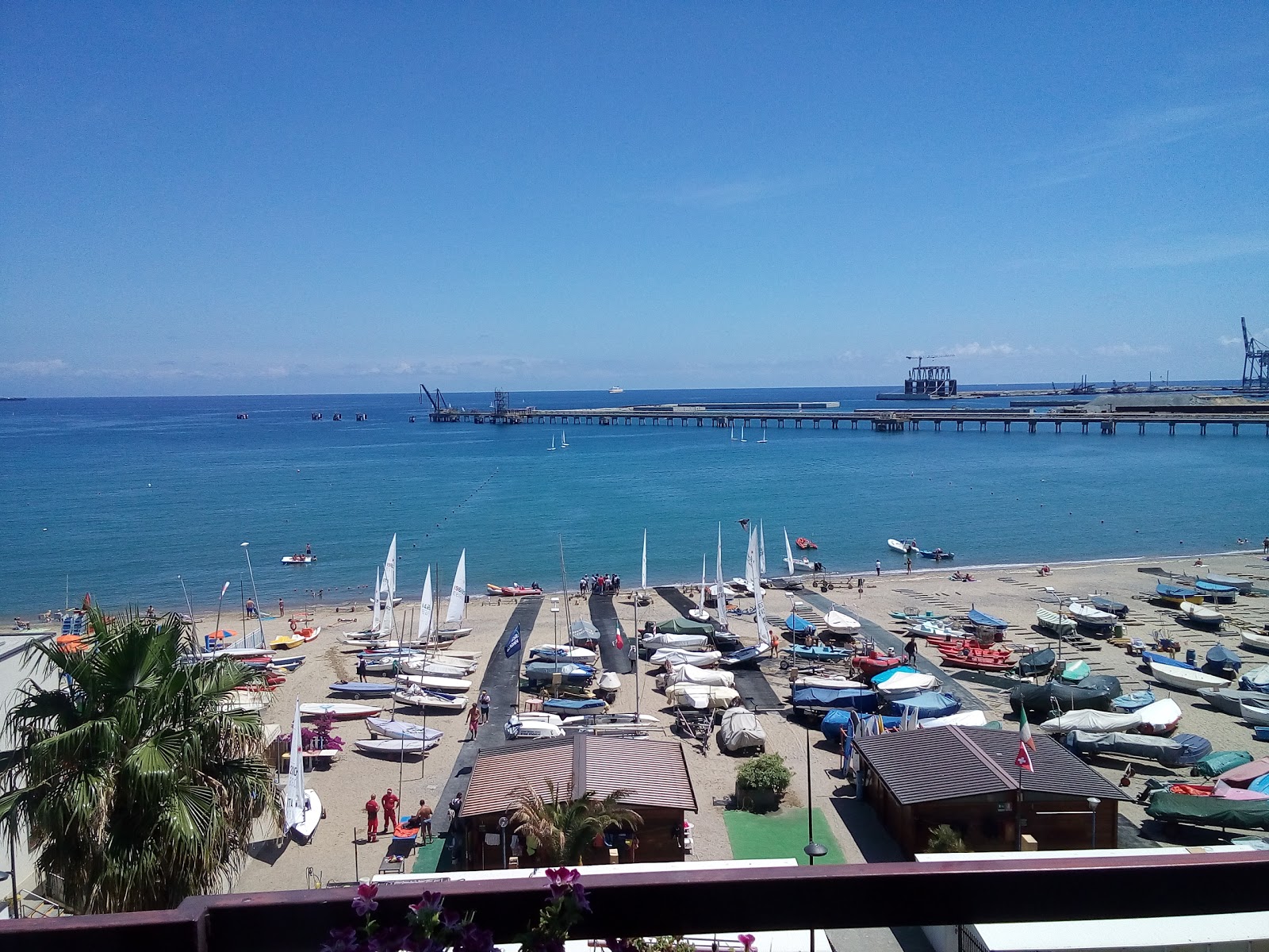 Foto van Spiaggia di Vado Ligure met grijs zand oppervlakte