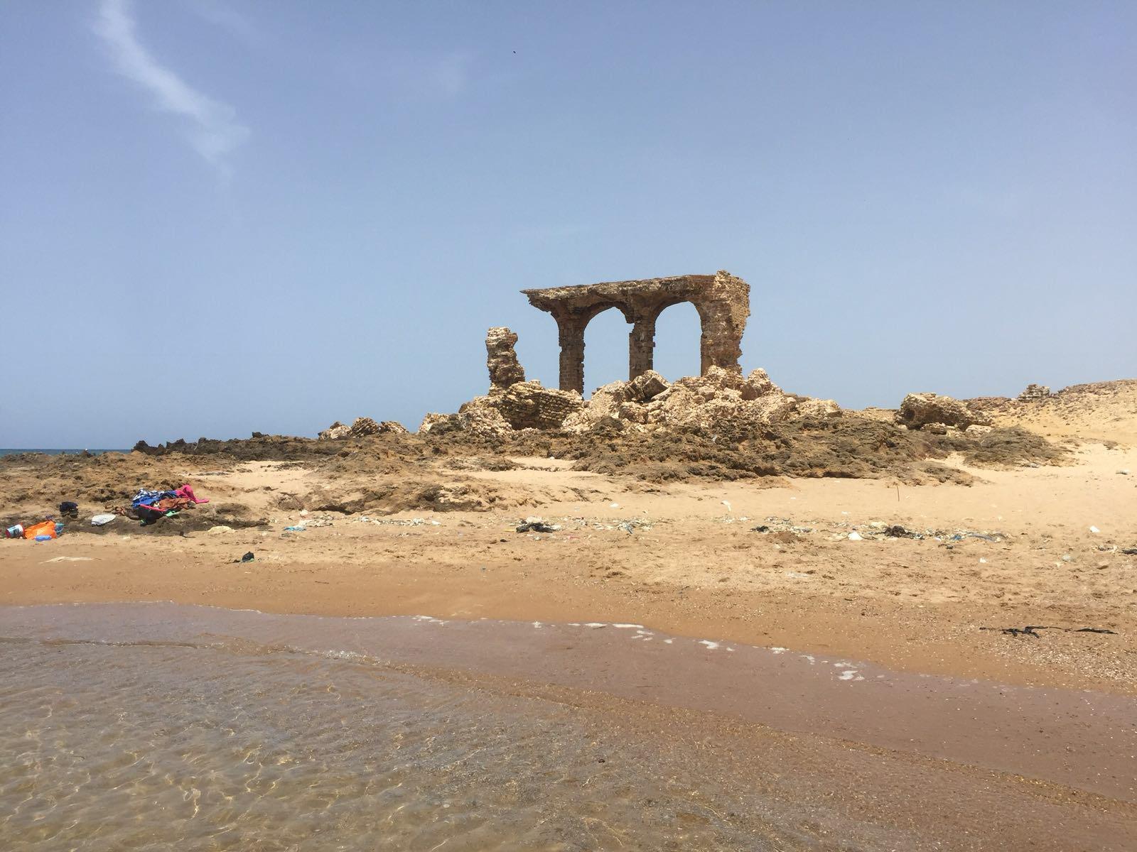 Plage Sidi Mechreg'in fotoğrafı - rahatlamayı sevenler arasında popüler bir yer
