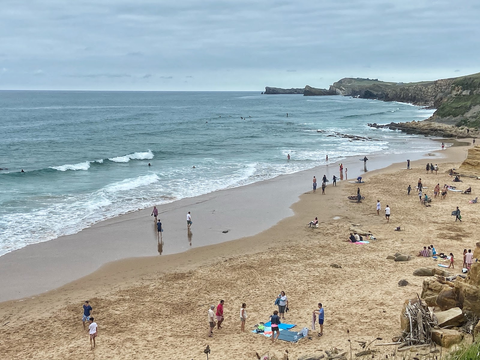 Foto di Playa de Canallave con una superficie del sabbia beige