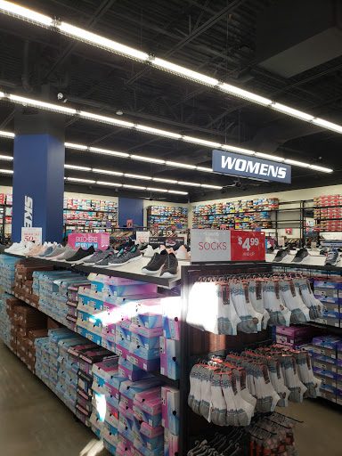 Shoe Store «SKECHERS Factory Outlet», reviews and photos, 4801 W North Ave, Chicago, IL 60639, USA
