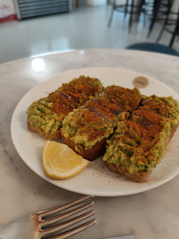 Avocado toast du Restaurant végétalien Love Juice Bar Tour Eiffel à Paris - n°10