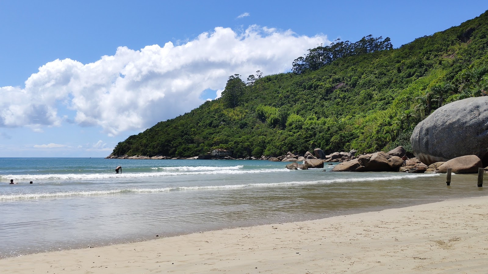 Zdjęcie Praia do Conceicao z powierzchnią jasny, drobny piasek