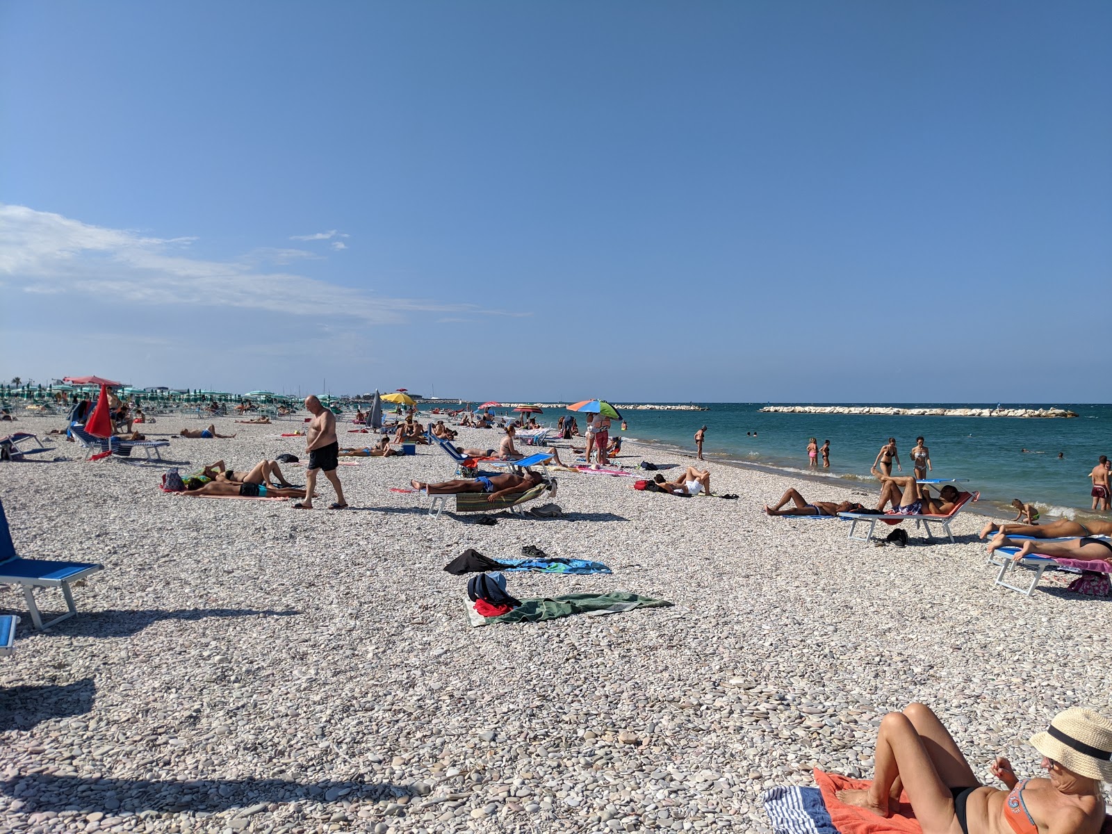 Spiaggia Sassonia di Fano'in fotoğrafı turkuaz su yüzey ile