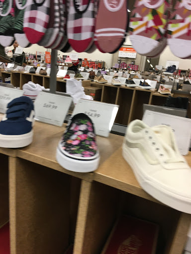 Shoe Store «DSW Designer Shoe Warehouse», reviews and photos, 7616 Farm to Market 1960 Rd W, Houston, TX 77069, USA