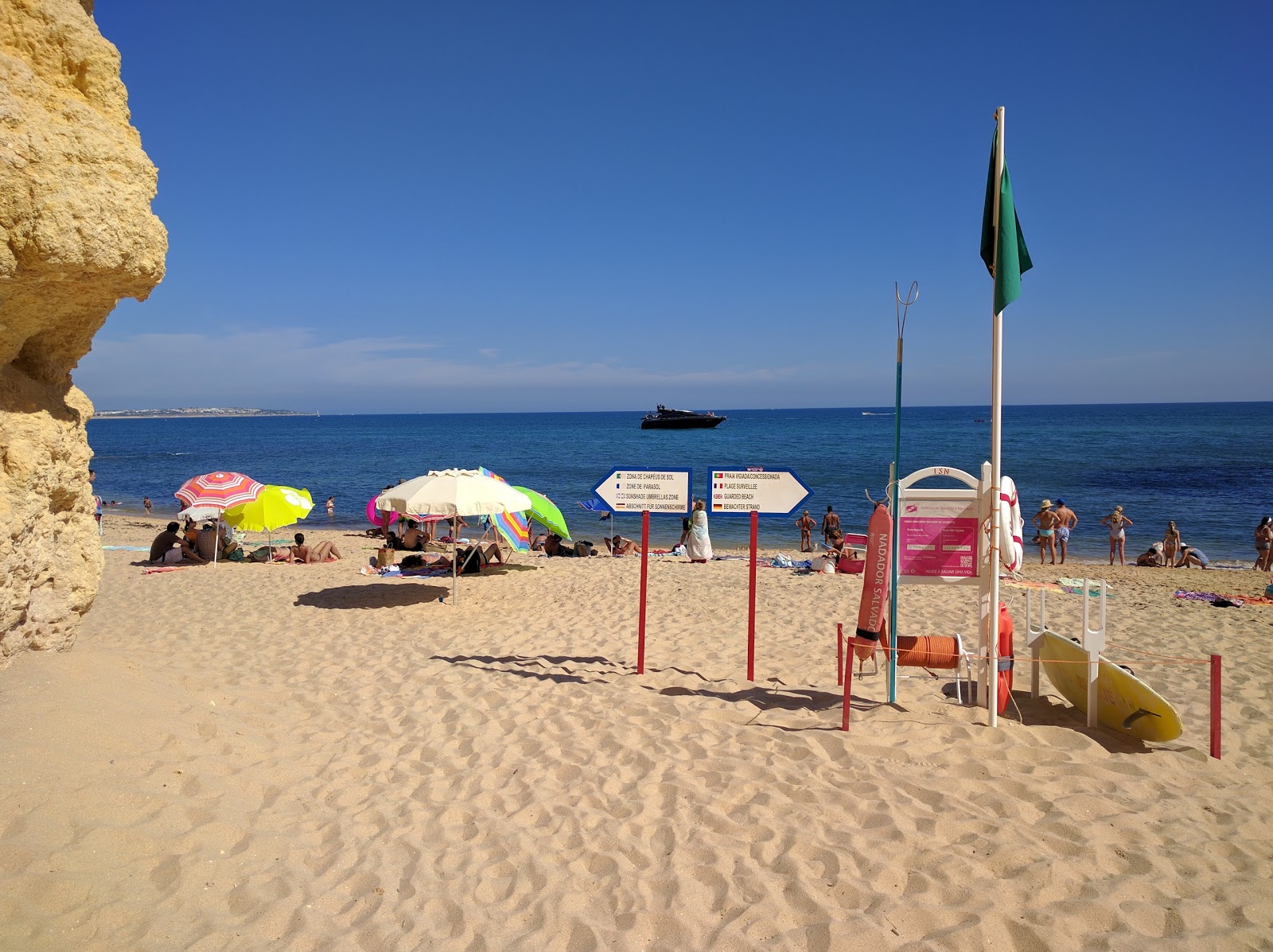 Photo de Praia dos Tremocos entouré de montagnes