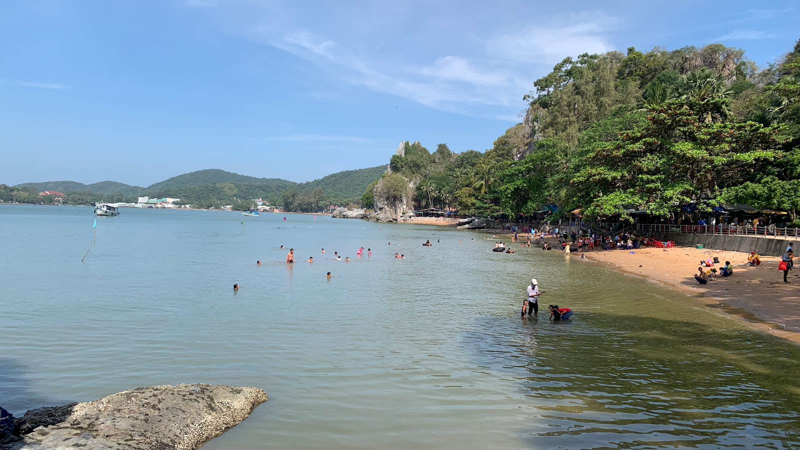 Photo de Gieng Tien Beach avec plage spacieuse