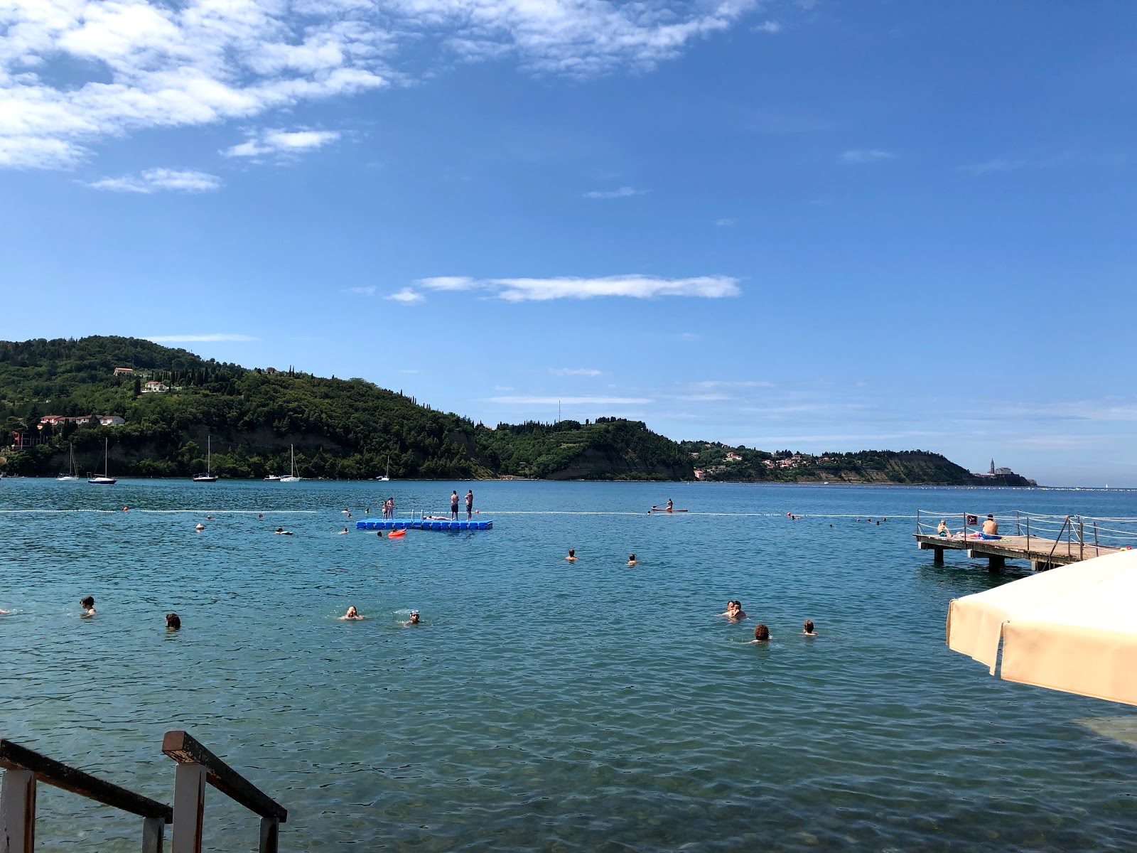 Foto de Strunjan beach II - lugar popular entre os apreciadores de relaxamento