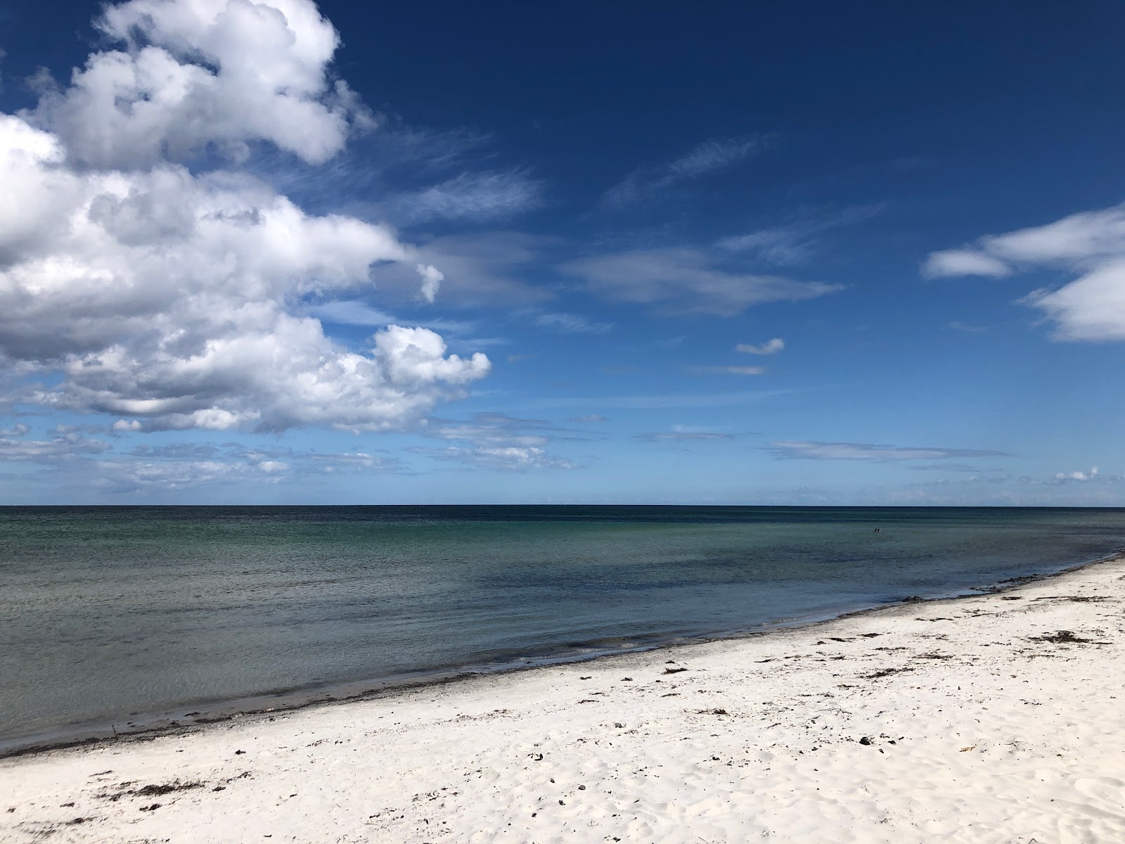 Foto de Snogebaek Strand con agua cristalina superficie