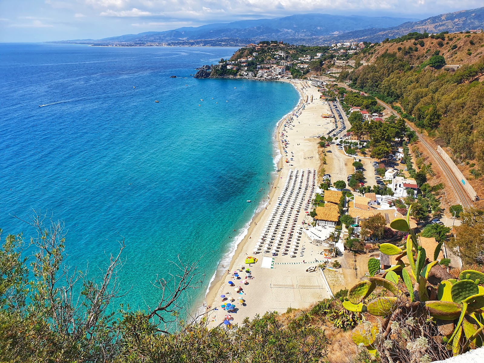 Foto von Caminia Strand von Klippen umgeben