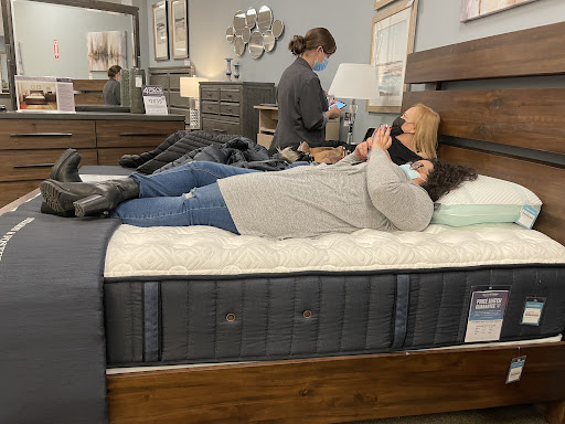 Furniture Store «Raymour & Flanigan Furniture and Mattress Store», reviews and photos, 48-18 Northern Blvd, Queens, NY 11101, USA