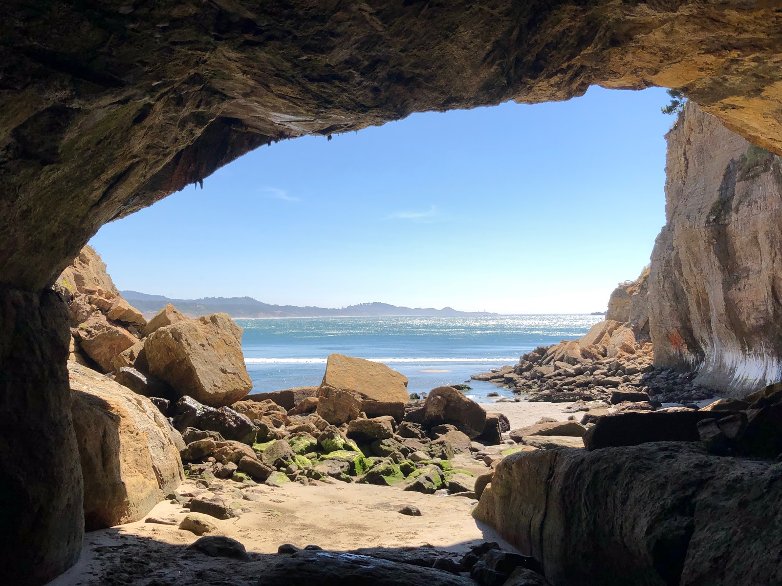 Otter Crest Beach的照片 被山脉环绕