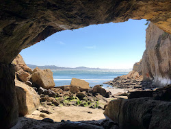 Otter Crest Beach'in fotoğrafı dağlarla çevrili