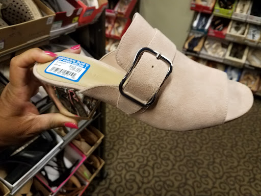 Shoe Store «DSW Designer Shoe Warehouse», reviews and photos, 4910 S Baldwin Rd, Lake Orion, MI 48359, USA