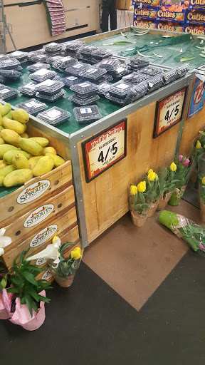 Health Food Store «Sprouts Farmers Market», reviews and photos, 7477 N Blackstone Ave, Fresno, CA 93720, USA