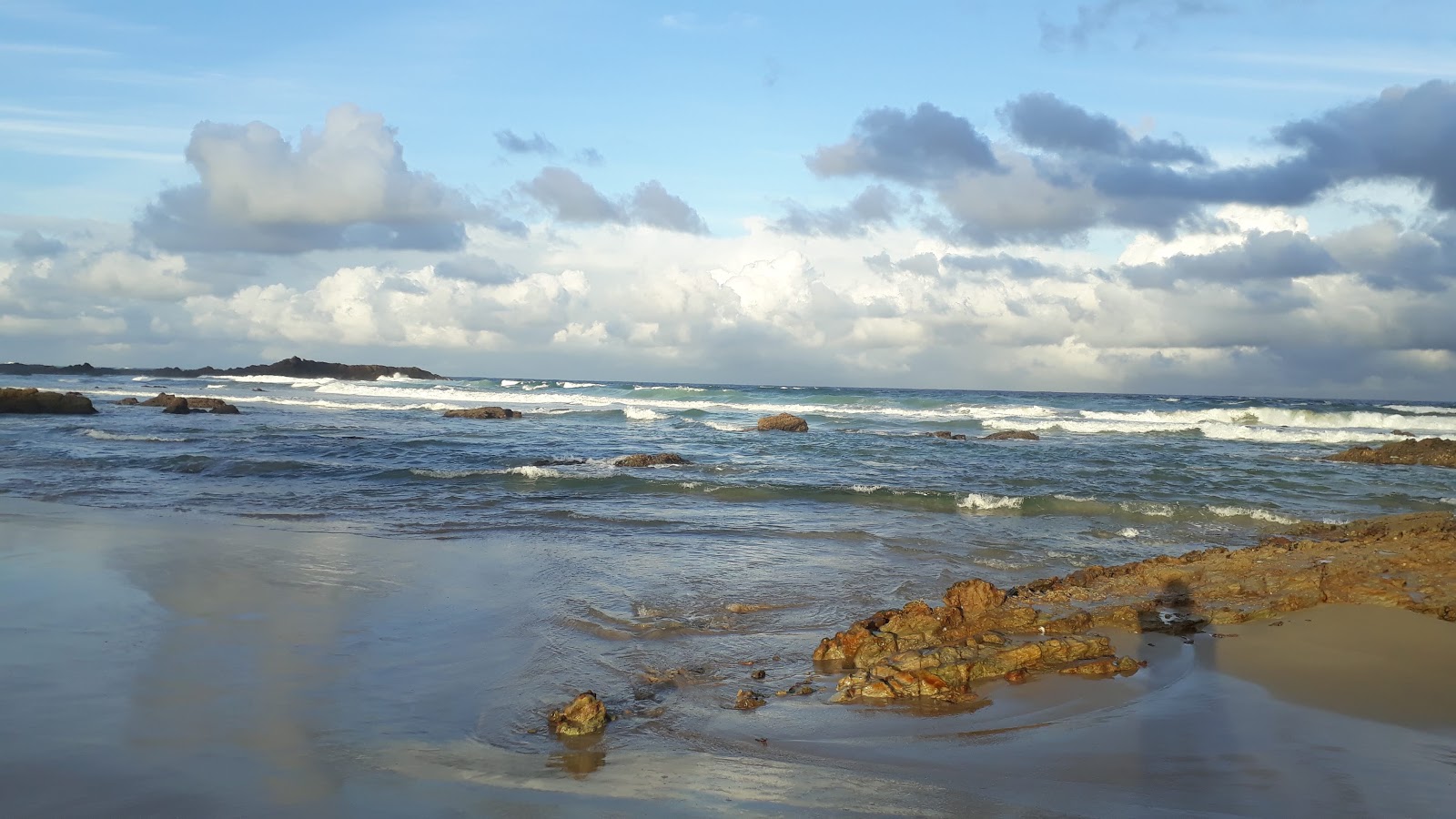 Foto av Umngazana beach II omgiven av klippor