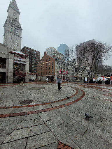 Clothing Store «Gap», reviews and photos, 200 State St, Boston, MA 02109, USA