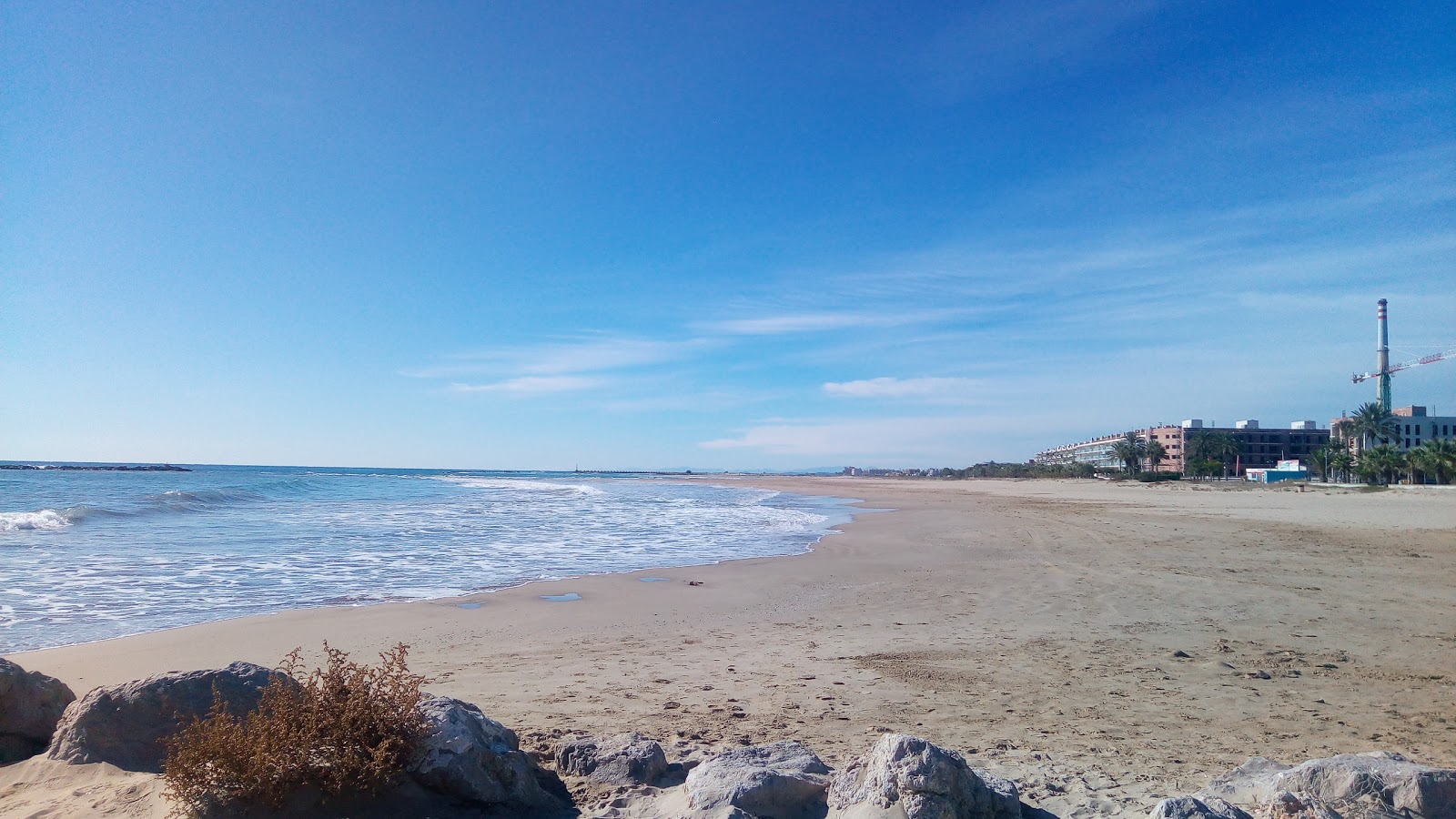 Fotografija Platja Mota de Sant Pere z rjavi pesek površino