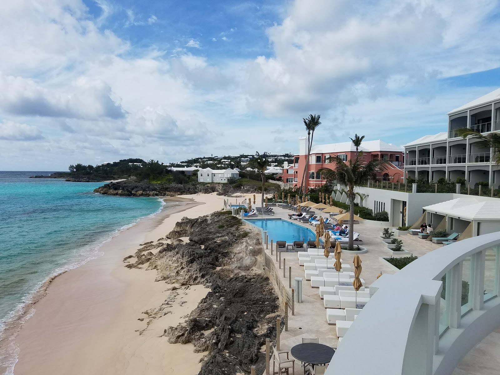 Fotografija Pink Beach - East z svetel fin pesek površino