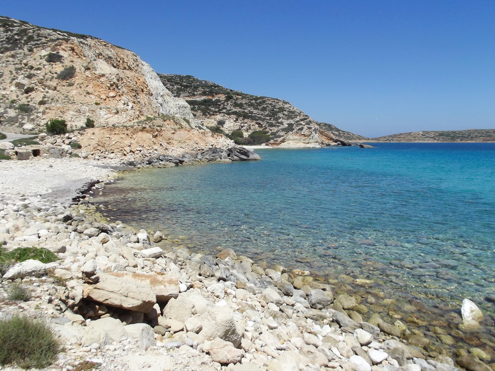 Foto av Platani beach med stenar yta